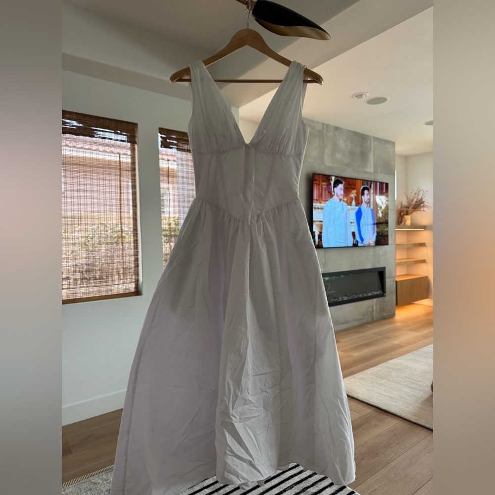 Elegant White Sleeveless Dress